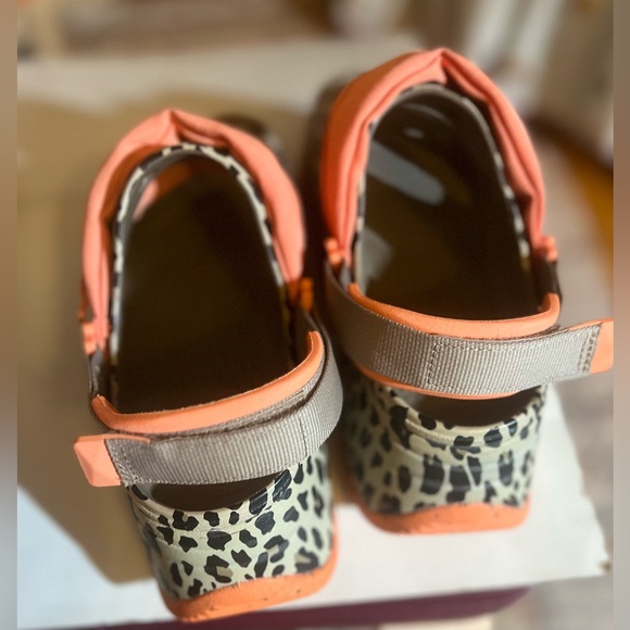 CROCS Sandals with Leopard Print and Coral Accents - Picture 3 of 5